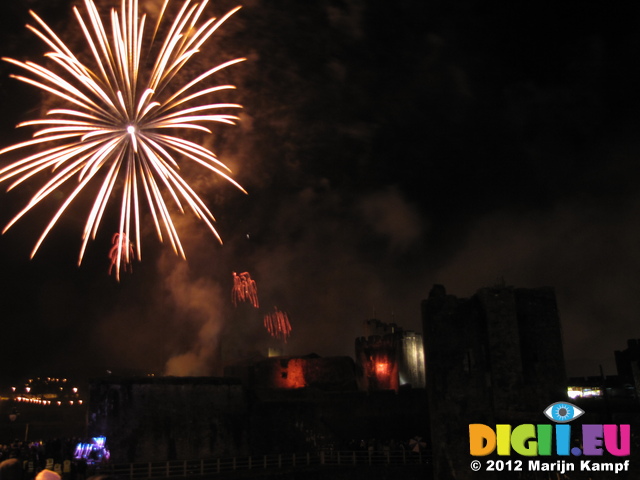 SX25043 Fireworks over Caerphilly castle